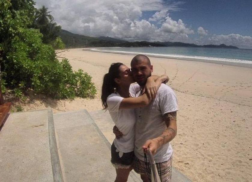 Stefano Sturaro festeggia alle Seychelles: il bacio della fidanzata lo ripaga dei nuvoloni che si addensano sulla sua testa